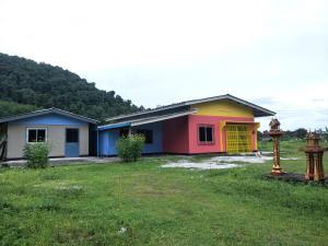 een huis met kleurrijke huizen in een tuin bij Home hug villa in Ban Bang Rin (1)