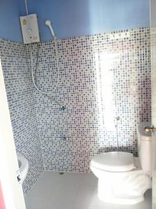een badkamer met een toilet en een douche bij Home hug villa in Ban Bang Rin (1)