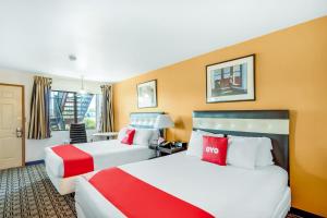 ein Hotelzimmer mit zwei Betten und einem Schreibtisch in der Unterkunft Arlington Motor Inn in Arlington