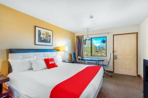 En eller flere senge i et værelse på Arlington Motor Inn