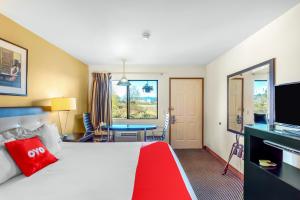 Ein Bett oder Betten in einem Zimmer der Unterkunft Arlington Motor Inn