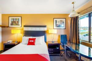 Ein Bett oder Betten in einem Zimmer der Unterkunft Arlington Motor Inn