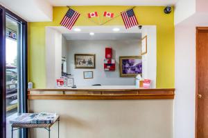 einen Tresen in einem Restaurant mit amerikanischen Flaggen in der Unterkunft Arlington Motor Inn in Arlington