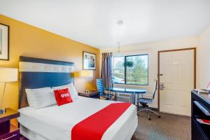 Ein Bett oder Betten in einem Zimmer der Unterkunft Arlington Motor Inn