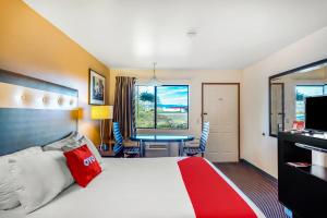 Ein Bett oder Betten in einem Zimmer der Unterkunft Arlington Motor Inn