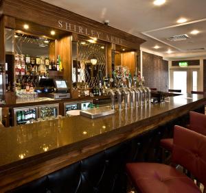 Ο χώρος του lounge ή του μπαρ στο The Shirley Arms Hotel