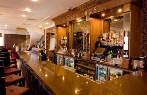 Ο χώρος του lounge ή του μπαρ στο The Shirley Arms Hotel