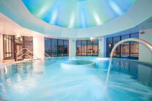 Kolam renang di atau dekat dengan Champneys Springs
