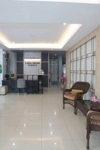 un vestíbulo con sillas y una mesa en un edificio en Lada Krabi Residence Hotel - SHA Plus, en Krabi