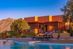 Sahab Resort and Spa, Jabal Al Akhdar في Al ‘Aqar: منزل أمامه مسبح