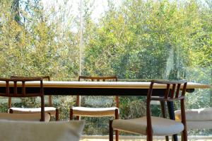 葉山町にある南葉山 - Ocean Terrace Minami Hayama - ペット可の窓際のテーブルに座る椅子