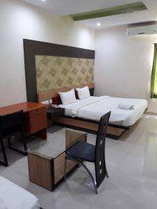 Postel nebo postele na pokoji v ubytování HOTEL SRI VAARI RESIDENCY
