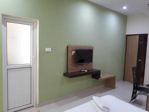 TV a/nebo společenská místnost v ubytování HOTEL SRI VAARI RESIDENCY