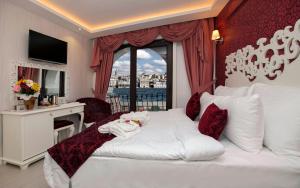 Postel nebo postele na pokoji v ubytování Dream Bosphorus Hotel