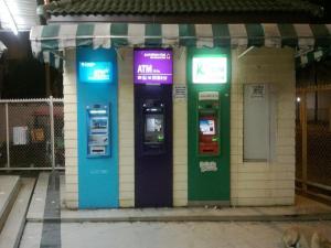 zwei Geldautomaten an der Seite eines Gebäudes in der Unterkunft Room in Apartment - Near Impact Challenger Bangkok Thailand can walk in Nonthaburi