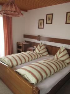 ミッタージルにあるBamerhofのベッドルーム1室(ストライプ枕付きベッド2台付)