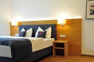 Un dormitorio con una cama grande con almohadas. en Ruhige Ferienwohnung mit Garten und Garage in Privatvilla, en Marlengo