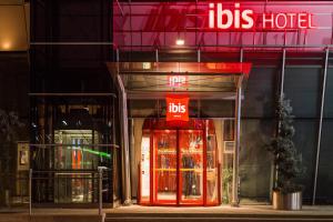 ein ibis Hotel mit einem roten Schild davor in der Unterkunft Ibis Graz in Graz