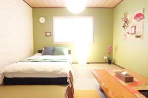 Postel nebo postele na pokoji v ubytování Fukenouchi House