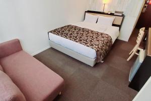 Postel nebo postele na pokoji v ubytování Tachikawa Regent Hotel