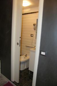 サレルノにあるAlborada B&Bのバスルーム(トイレ、洗面台付)