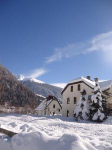 ein Haus im Schnee mit einem Weihnachtsbaum in der Unterkunft Haus Obernig in Mallnitz