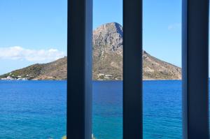 einen Blick auf einen großen Wasserkörper aus einem Fenster in der Unterkunft MASSOURI BEACH HOTEL in Masouri