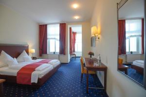 Ein Bett oder Betten in einem Zimmer der Unterkunft Strandhotel Ostfriesenhof