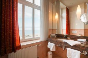 Ein Bett oder Betten in einem Zimmer der Unterkunft Strandhotel Ostfriesenhof