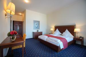 Ein Bett oder Betten in einem Zimmer der Unterkunft Strandhotel Ostfriesenhof