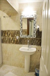 un bagno con lavandino e specchio di Hotel Grand Mark a Istanbul Altre 29 foto