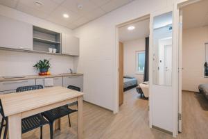 a kitchen and dining room with a table and chairs at Krati Üürikorterid ja Hostel in Petrikyula