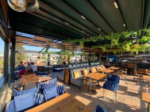 een restaurant met tafels en stoelen op een patio bij Antalya Inn Hotel in Antalya