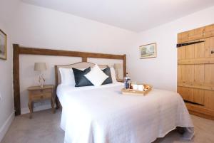 Ένα ή περισσότερα κρεβάτια σε δωμάτιο στο Honeysuckle Cottage- East Meon