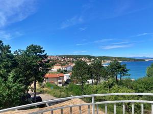 balcone con vista sulla città e sull'oceano. di Apartments Savic a Šilo