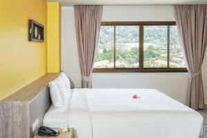 Postel nebo postele na pokoji v ubytování Recenta Suite Phuket Suanluang