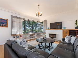 sala de estar con sofá y mesa en Bloom on Sackville Opt1, en Port Fairy