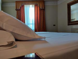Cama ou camas em um quarto em Hotel Alameda Palace