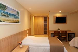 Televisyen dan/atau pusat hiburan di Elegance Praia Hotel