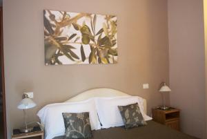 a bedroom with a bed and a painting on the wall at Amoliv in Cavriglia