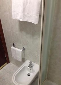 A bathroom at Hotel Mareblu