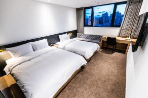 Postel nebo postele na pokoji v ubytování Ashton Hotel + 6 fotografií