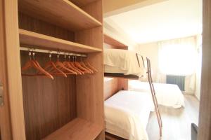 um quarto com beliches e um quarto com uma cama em Hotel, H de l'Anton em Batea