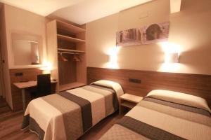 Кровать или кровати в номере Hotel, H de l'Anton