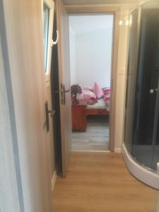 otwartymi drzwiami prowadzącymi do sypialni z łóżkiem w obiekcie Mobile House w Liptowskim Tarnowcu