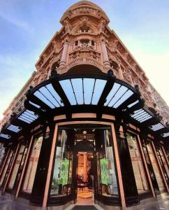 een groot gebouw met een grote glazen toegangsdeur bij Casa di Fló in Bari +74 foto's