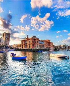 un gruppo di barche in acqua in una città di Casa di Fló a Bari