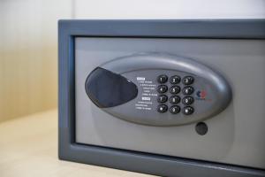 a microwave oven with a remote control in it at Hotel Wisata Niaga Campus in Purwokerto