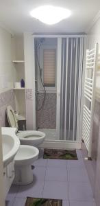 bagno con 2 servizi igienici e doccia di AMaTa House a Taranto
