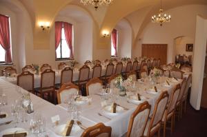 a conference room with a long table and chairs at HOTEL CHATEAU ZAMEK CEJKOVICE in Čejkovice